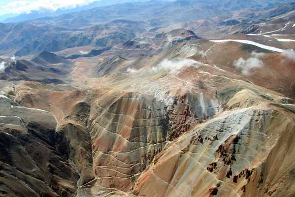 La firma canadiense reportó además un declive en sus ganancias en el tercer trimestre, golpeada en parte por una caída en el precio del oro.